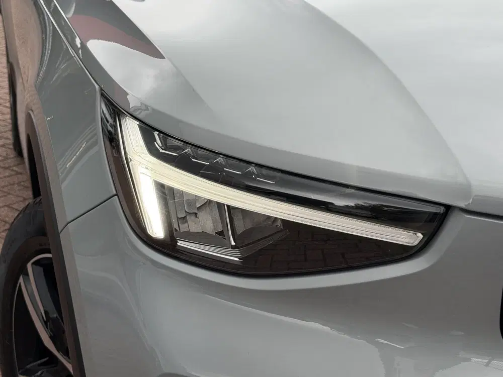 Volvo XC40 2.0 B4 Plus Dark uit 2024, foto 4