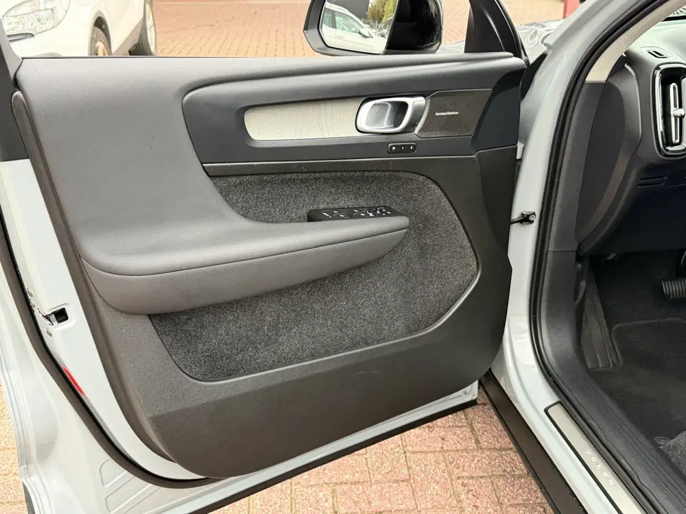 Volvo XC40 2.0 B4 Plus Dark uit 2024, foto 8