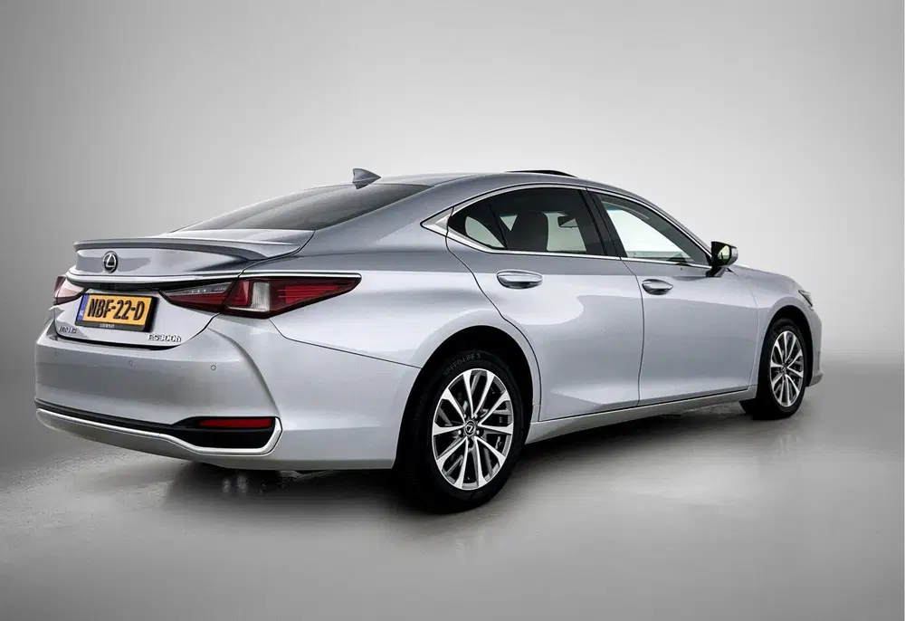 Lexus ES 300h Business Line uit 2023, foto 2