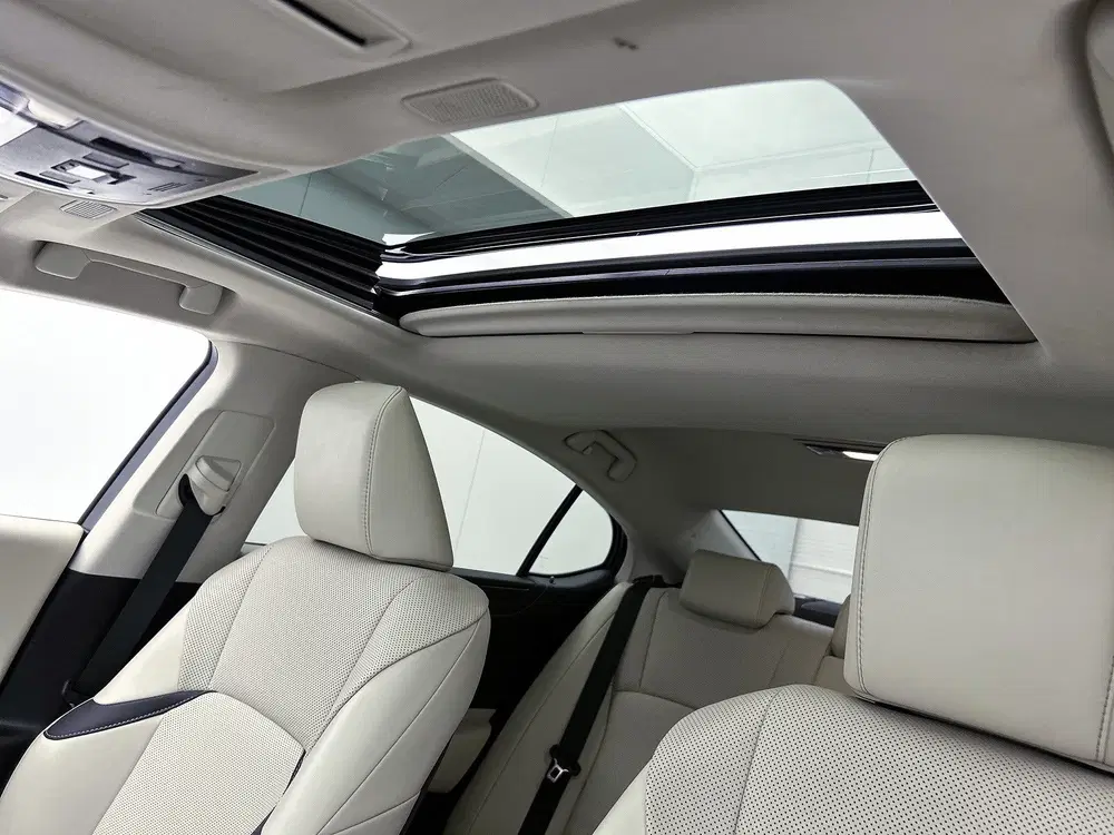 Lexus ES 300h Business Line uit 2023, foto 4