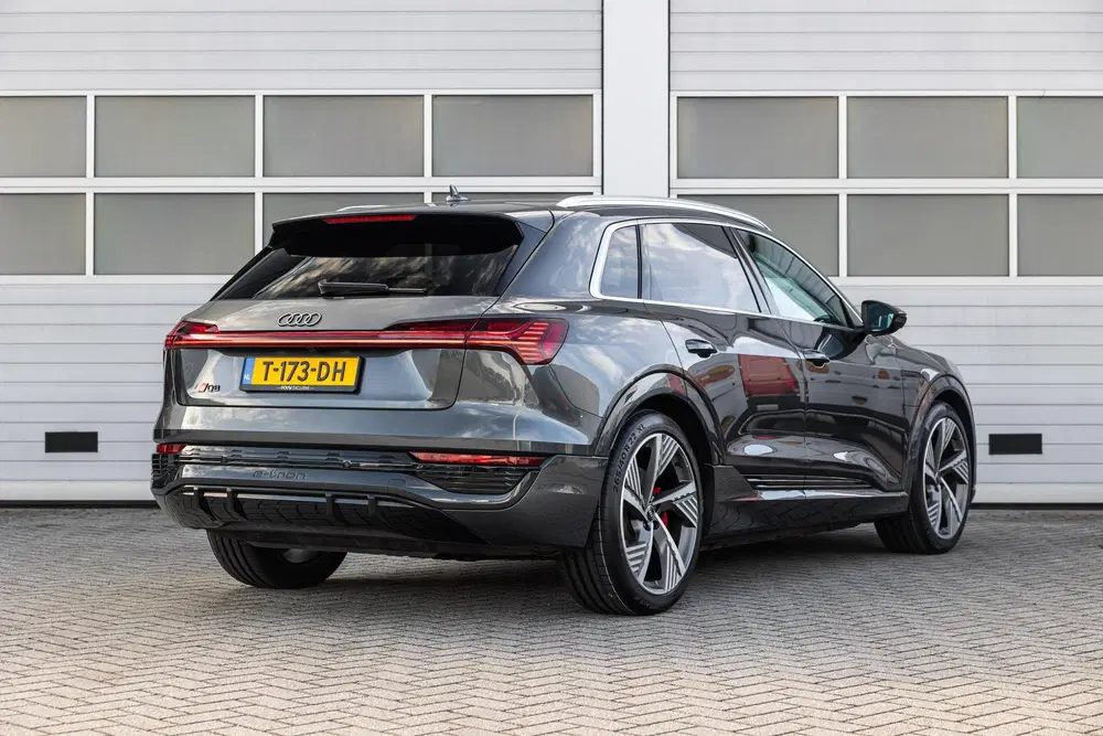 Audi Q8 e-tron 55 408pk quattro S edition 115 kWh uit 2023, foto 2