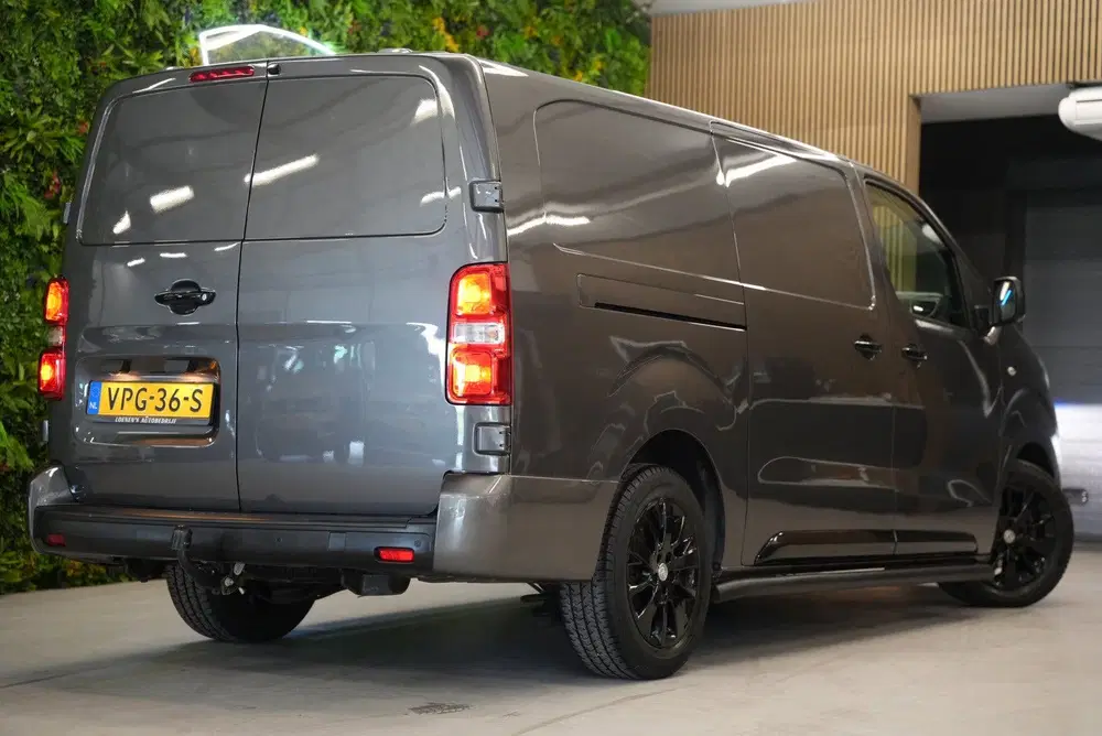 Toyota Proace 2.0 D-4D Black Line Long Automaat uit 2022, foto 2