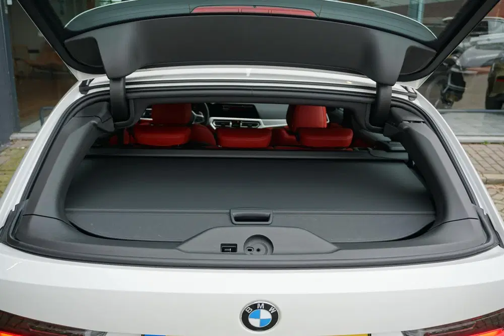 BMW 3-serie 330i High Executive Edition M + INDIVIDU uit 2020, foto 12