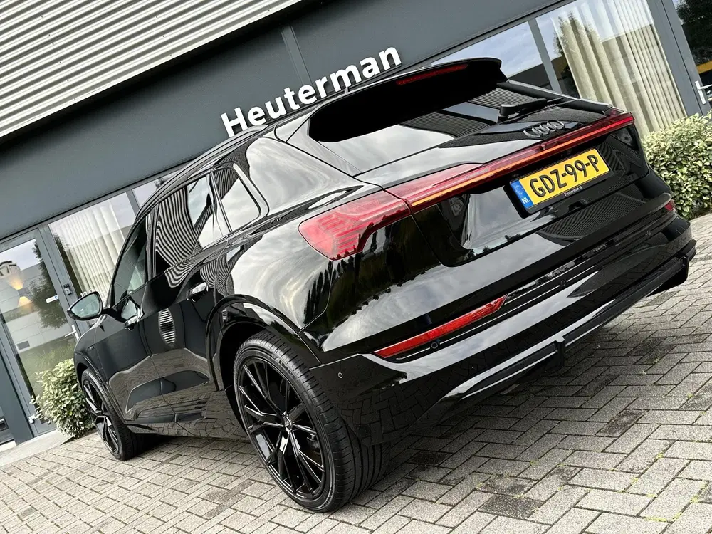 Audi e-tron 50 Quattro S Line Black uit 2021, foto 10