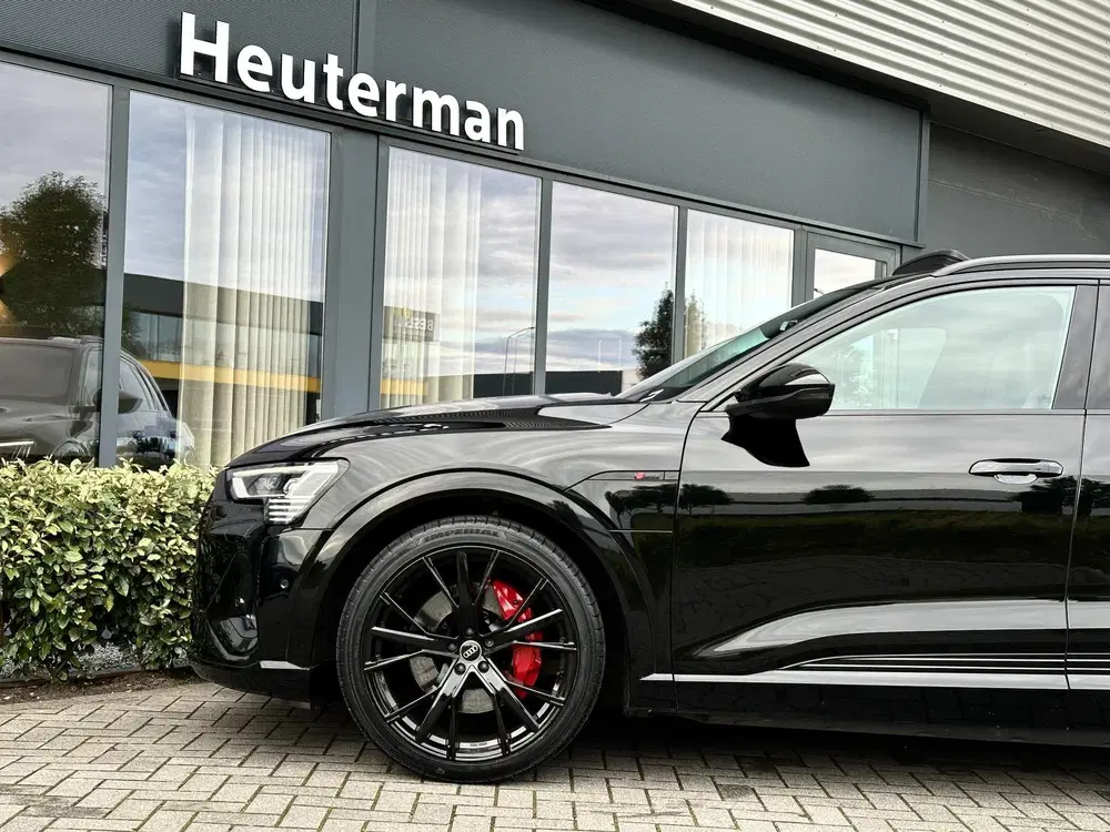 Audi e-tron 50 Quattro S Line Black uit 2021, foto 11