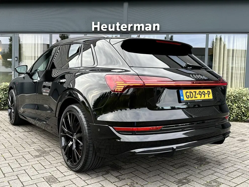 Audi e-tron 50 Quattro S Line Black uit 2021, foto 2