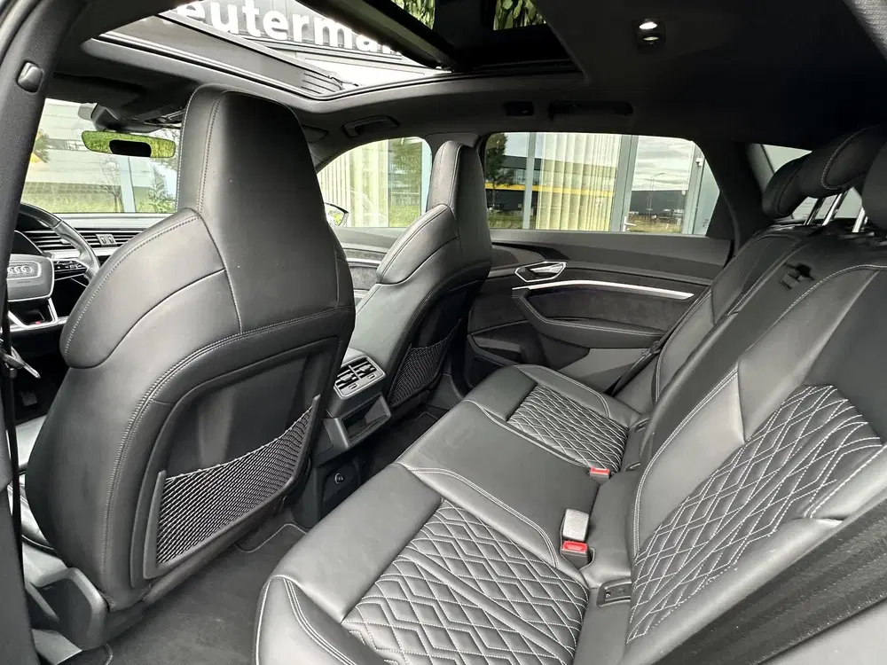 Audi e-tron 50 Quattro S Line Black uit 2021, foto 4