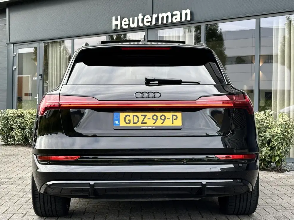Audi e-tron 50 Quattro S Line Black uit 2021, foto 6