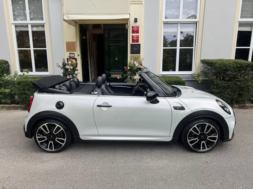 Mini Cabrio 2.0 Cooper S uit 2020, foto 2