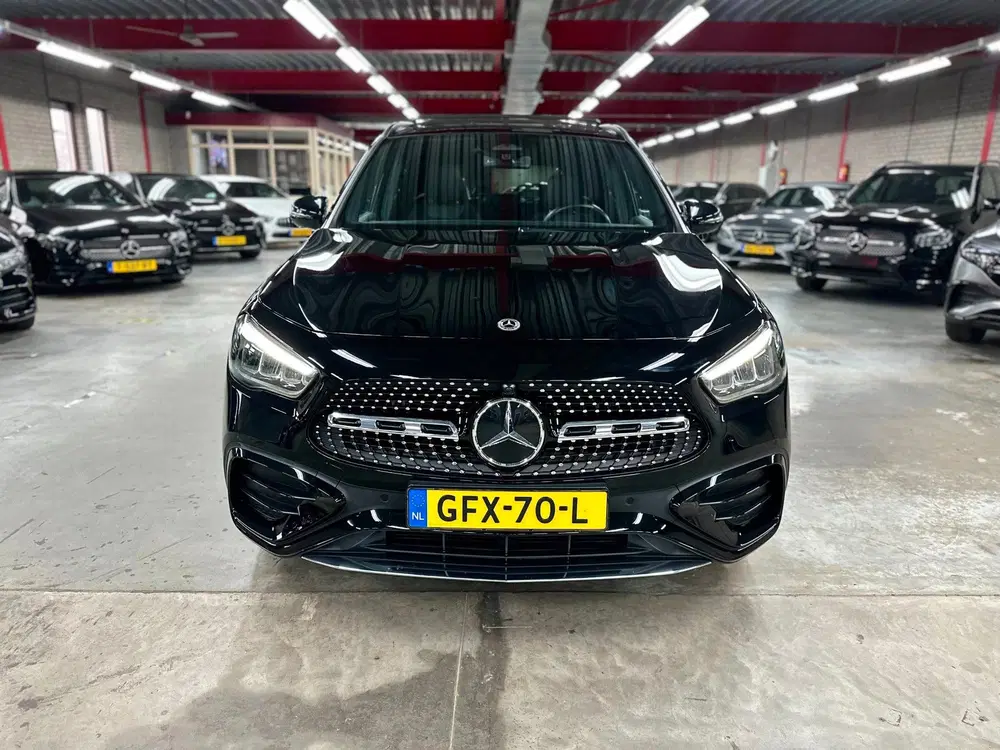 Mercedes-Benz GLA Star Edition AMG Line uit 2024, foto 8