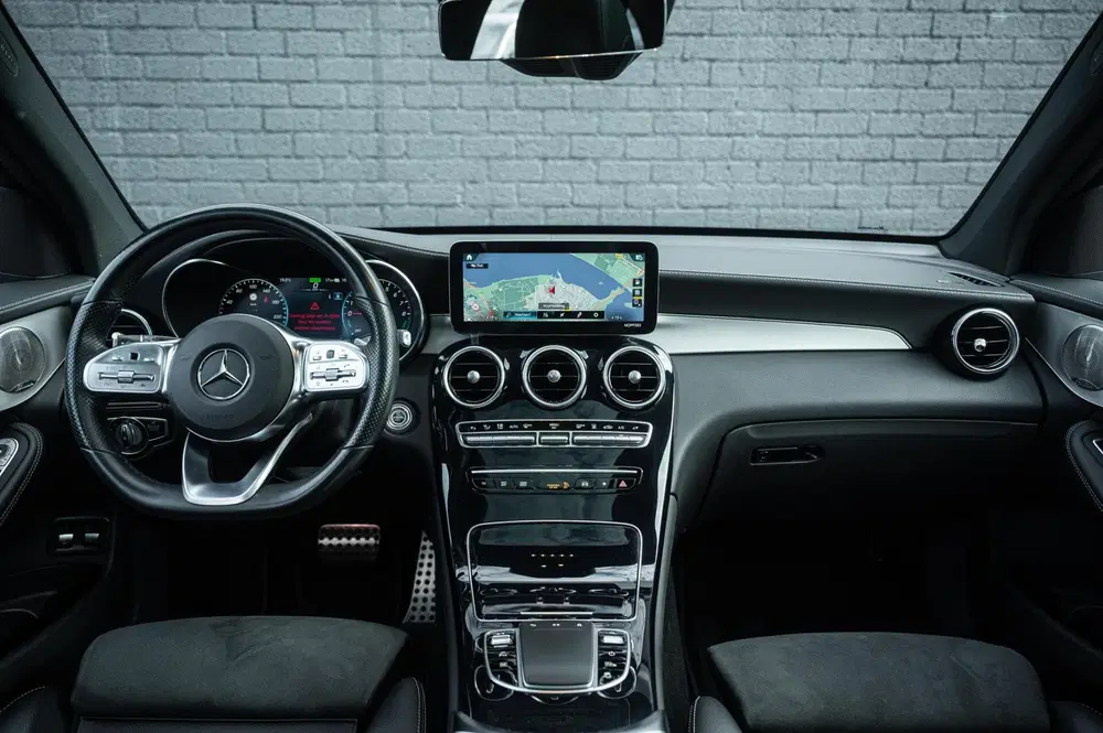 Mercedes-Benz GLC Mercedes GLC-klasse 300e 4MATIC AMG LINE P uit 2021, foto 4
