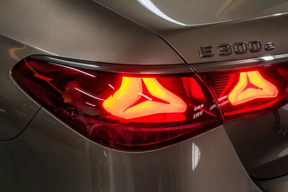 Mercedes-Benz E-Klasse 300 e 4MATIC Exclusive Line uit 2024, foto 10