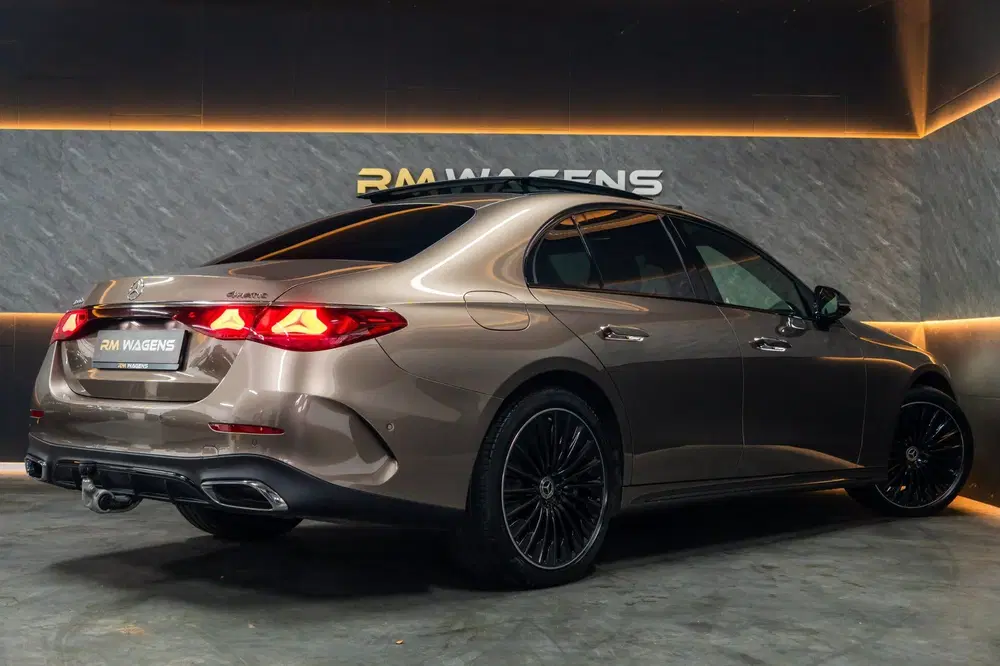 Mercedes-Benz E-Klasse 300 e 4MATIC Exclusive Line uit 2024, foto 2