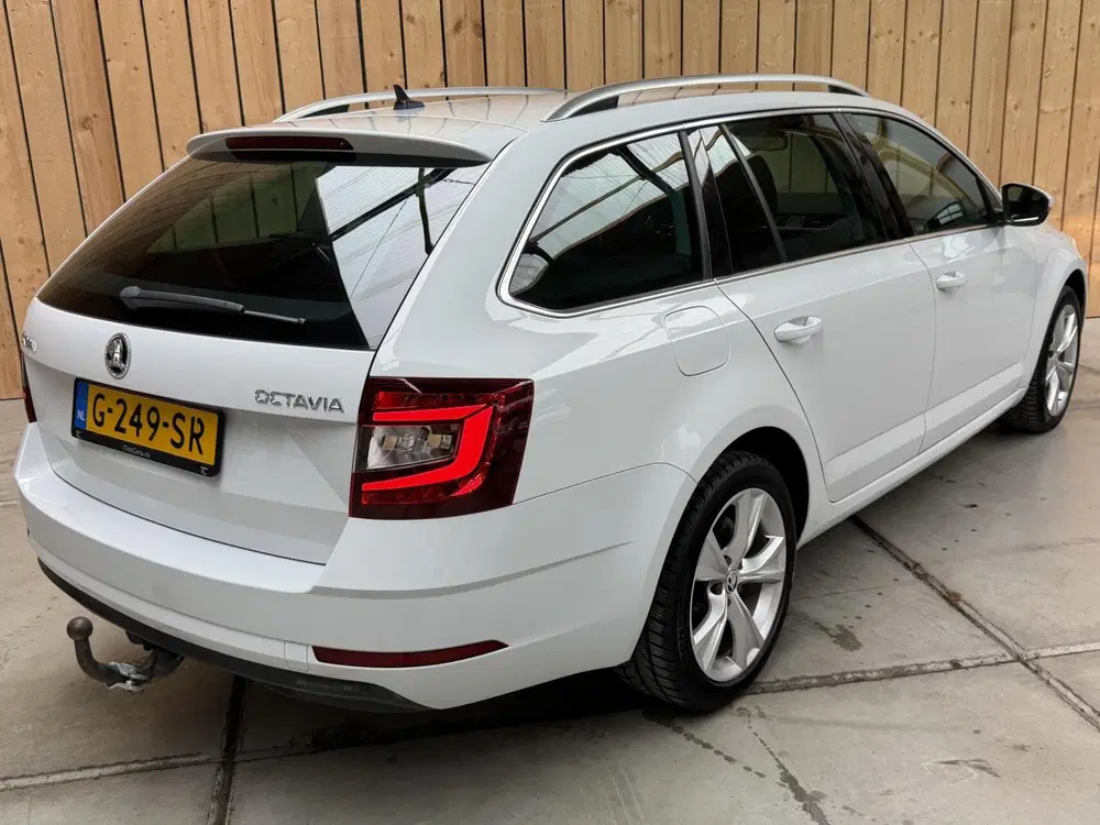 Skoda Octavia 1.0 TSI Greentech Style Business Automaa uit 2019, foto 2