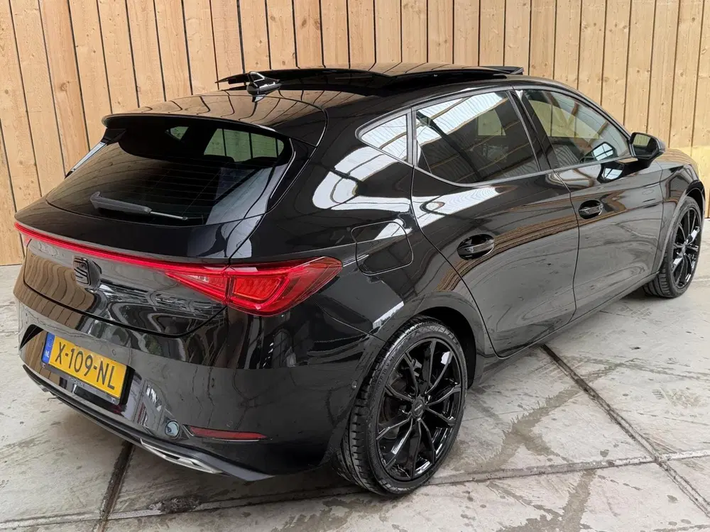 SEAT Leon 1.0 TSI FR Business Intense Achteruitrijca uit 2023, foto 2
