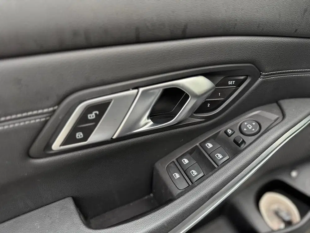 BMW 3-serie 330e uit 2023, foto 12