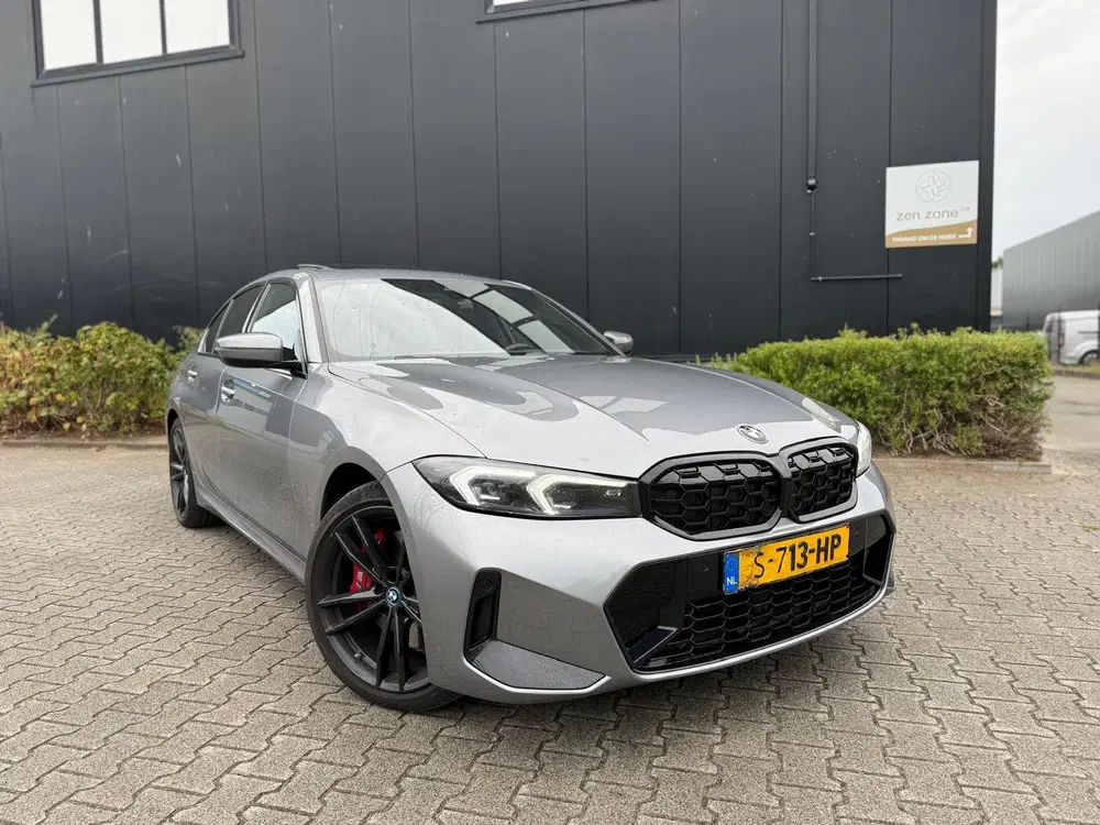 BMW 3-serie 330e uit 2023, foto 2