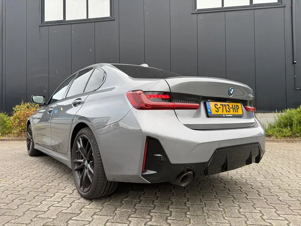 BMW 3-serie 330e uit 2023, foto 4