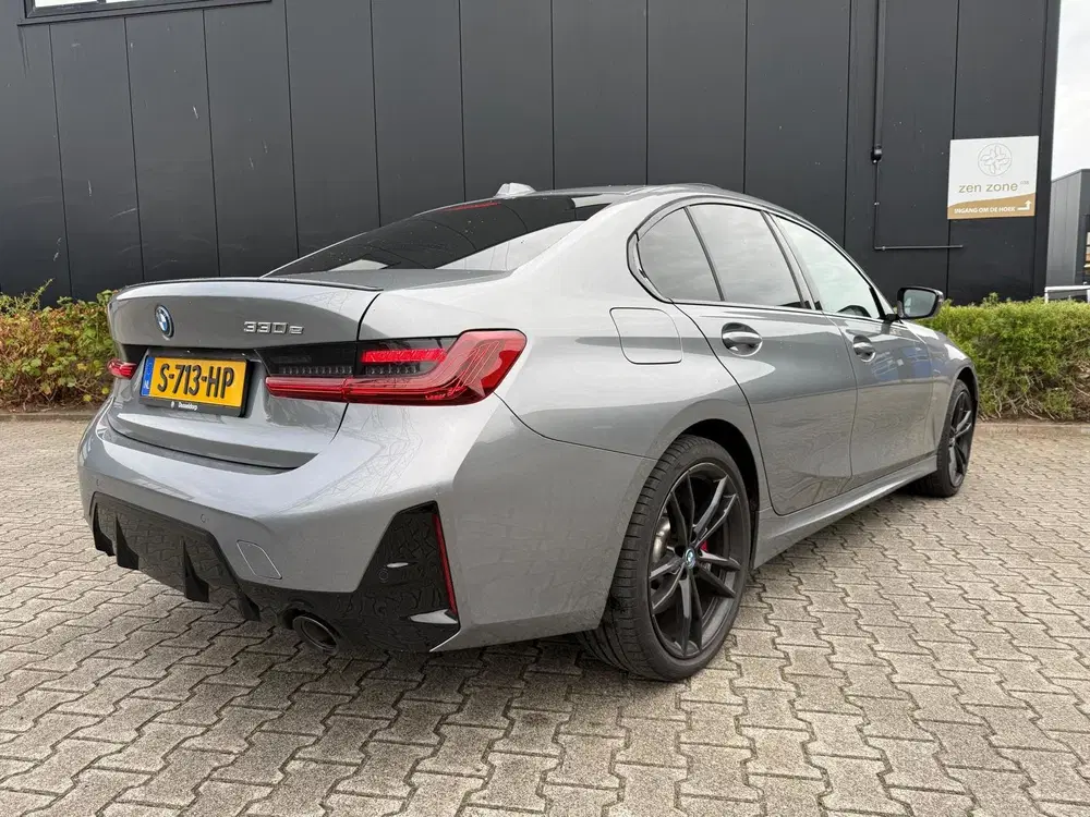 BMW 3-serie 330e uit 2023, foto 5