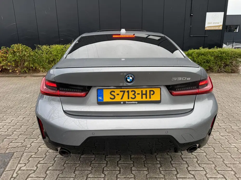BMW 3-serie 330e uit 2023, foto 6