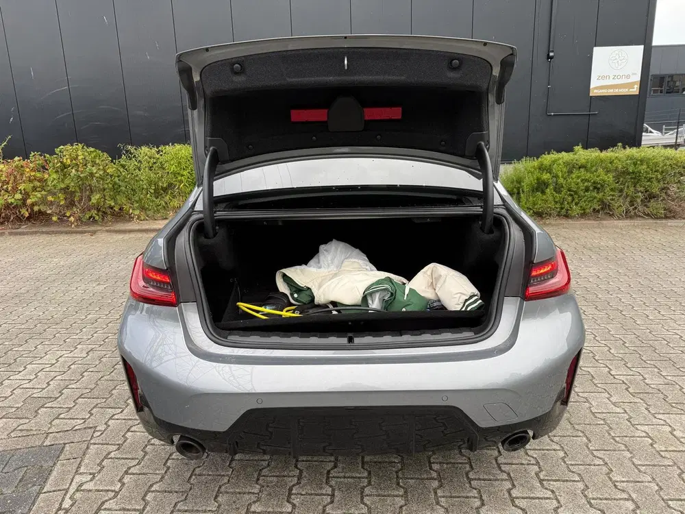 BMW 3-serie 330e uit 2023, foto 7