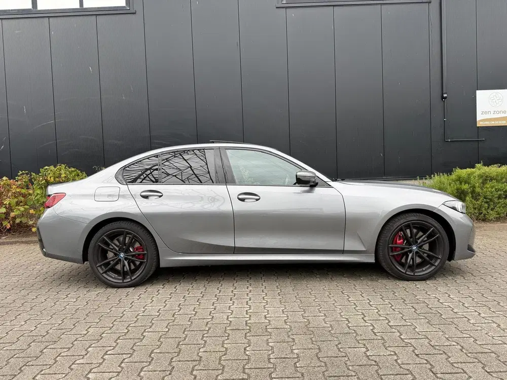 BMW 3-serie 330e uit 2023, foto 8