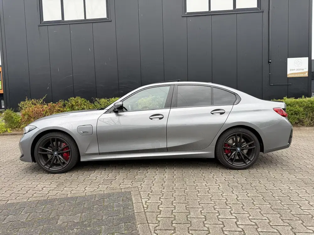 BMW 3-serie 330e uit 2023, foto 9