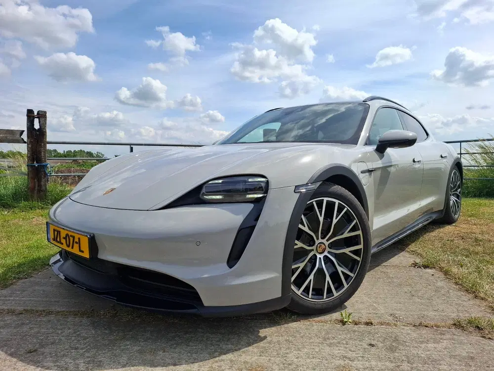 Porsche Taycan 490pk 2021 Grijs uit 2021, foto 2