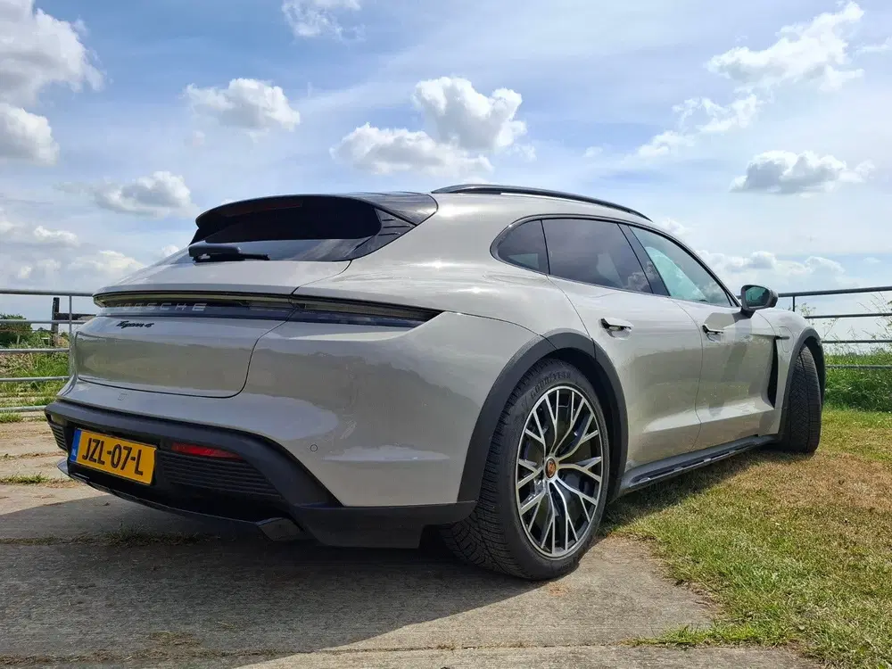 Porsche Taycan 490pk 2021 Grijs uit 2021, foto 3