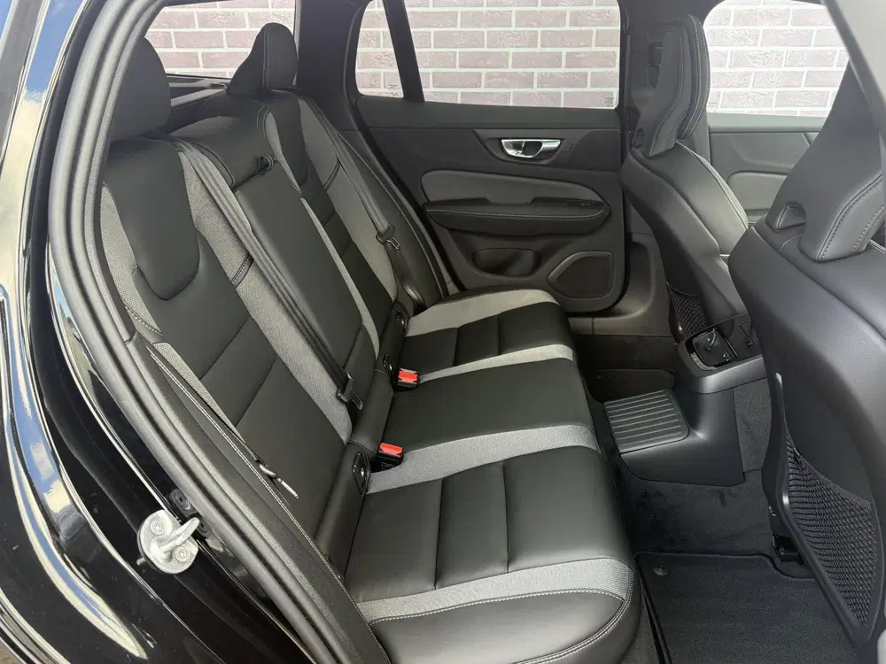 Volvo V60 2.0 T6 Plug-in hybrid AWD Ultra Dark uit 2026, foto 6