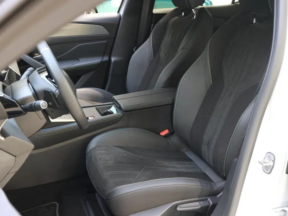 Peugeot 408 GT Hybrid 145 pk Automaat uit 2025, foto 13