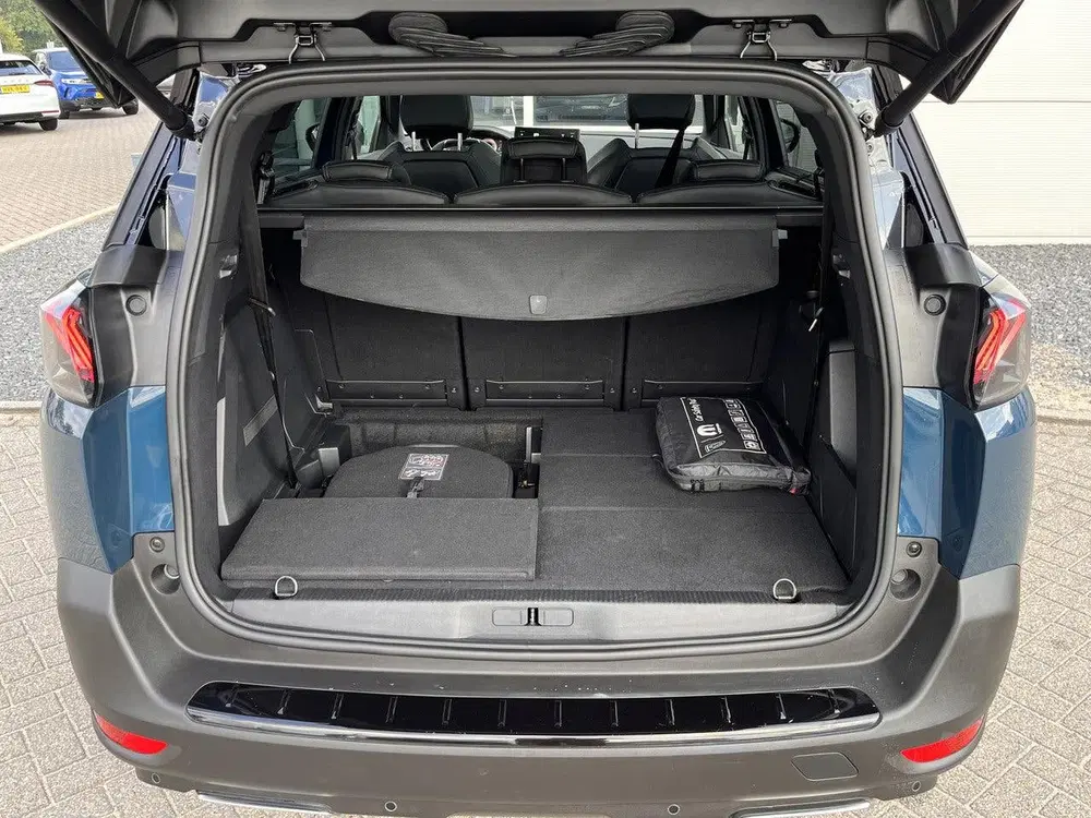 Peugeot 5008 1.2 Hybrid 136 GT Alcantara interieur uit 2024, foto 13