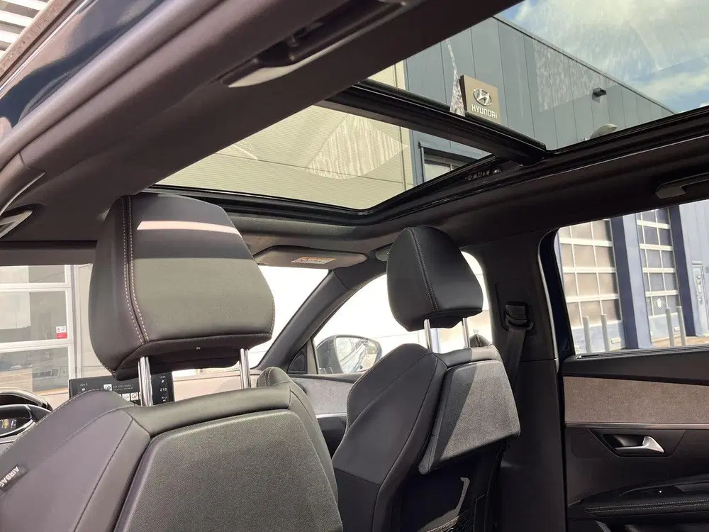 Peugeot 5008 1.2 Hybrid 136 GT Alcantara interieur uit 2024, foto 15