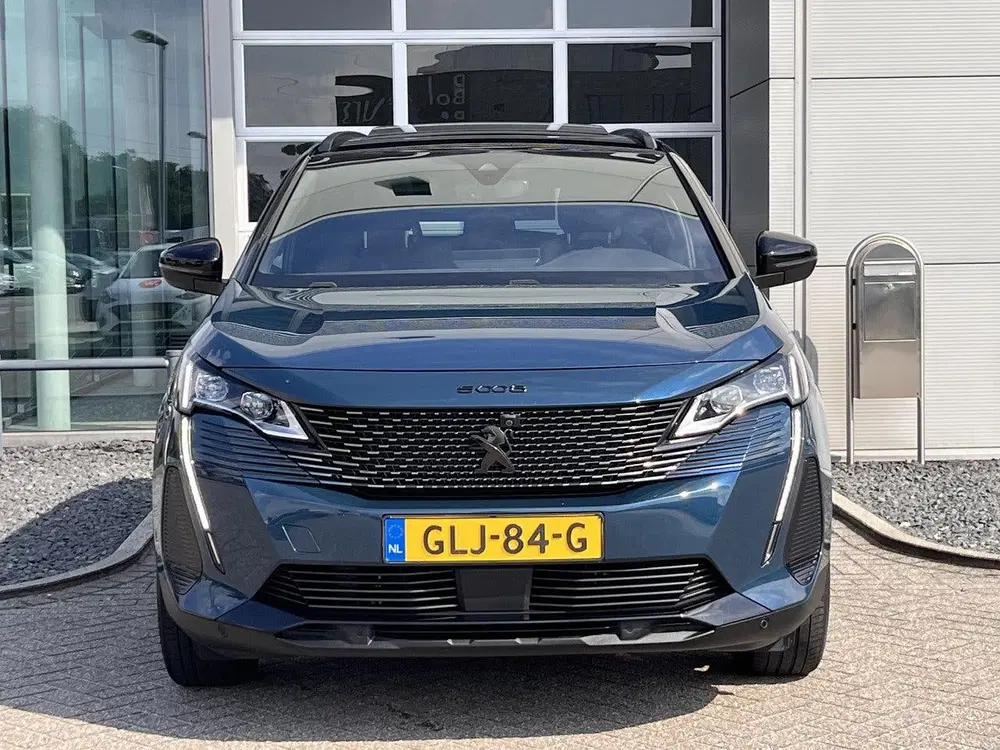 Peugeot 5008 1.2 Hybrid 136 GT Alcantara interieur uit 2024, foto 2