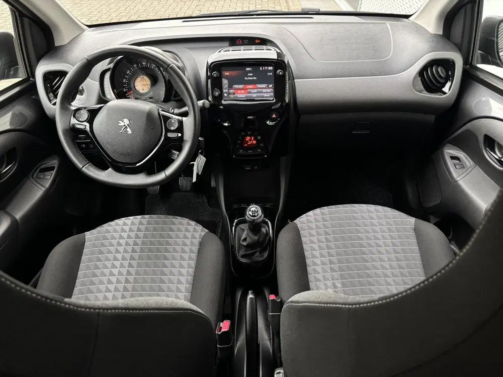 Peugeot 108 5-deurs Allure 1.0 e-VTi 72pk uit 2021, foto 13
