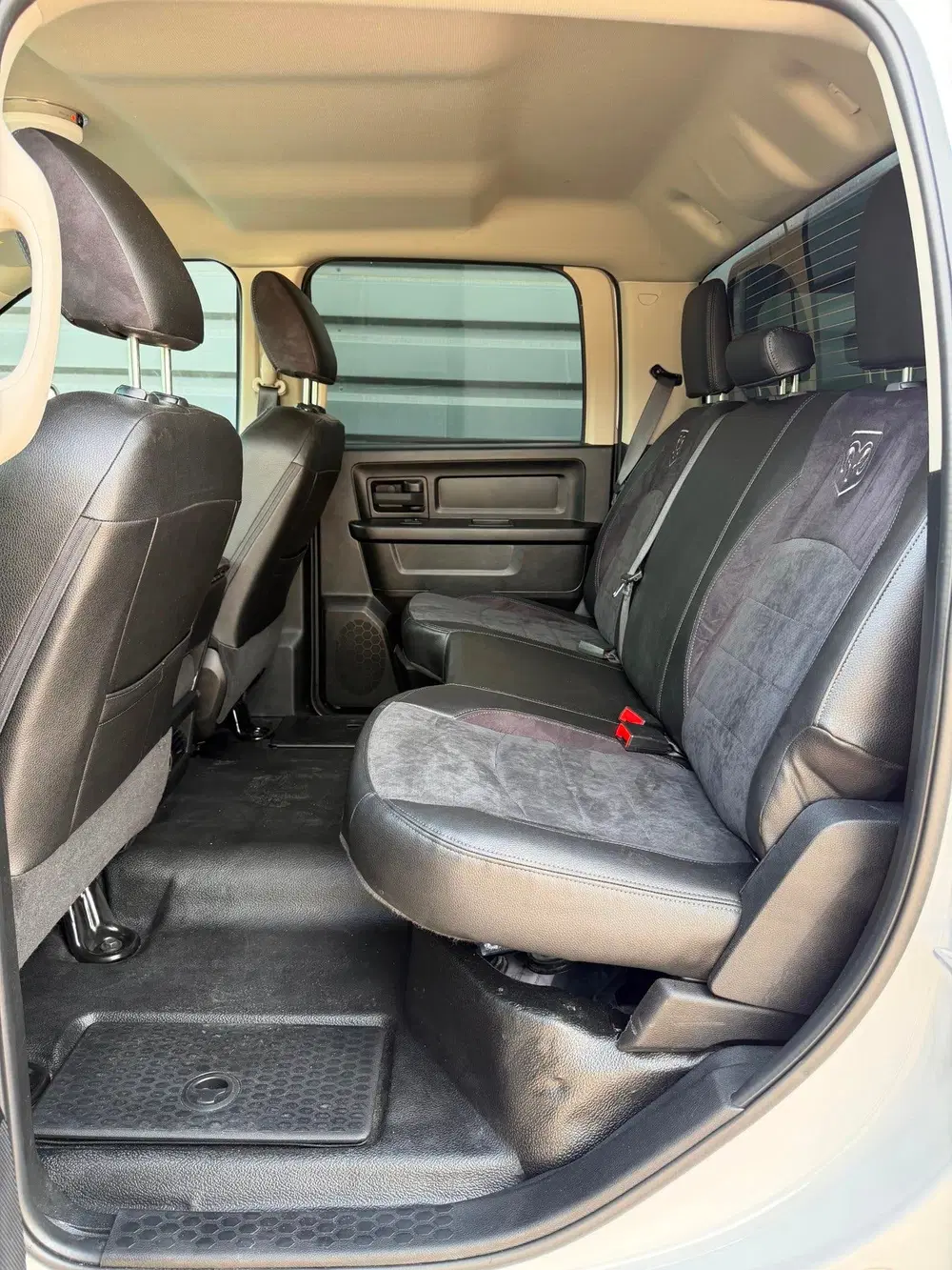 Dodge RAM 5.7 V8 Crew Cab uit 2023, foto 15