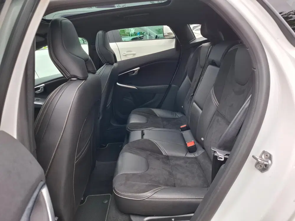 Volvo V40 1.5 T3 Polar+ Sport R-Design Dealer onderh uit 2019, foto 5