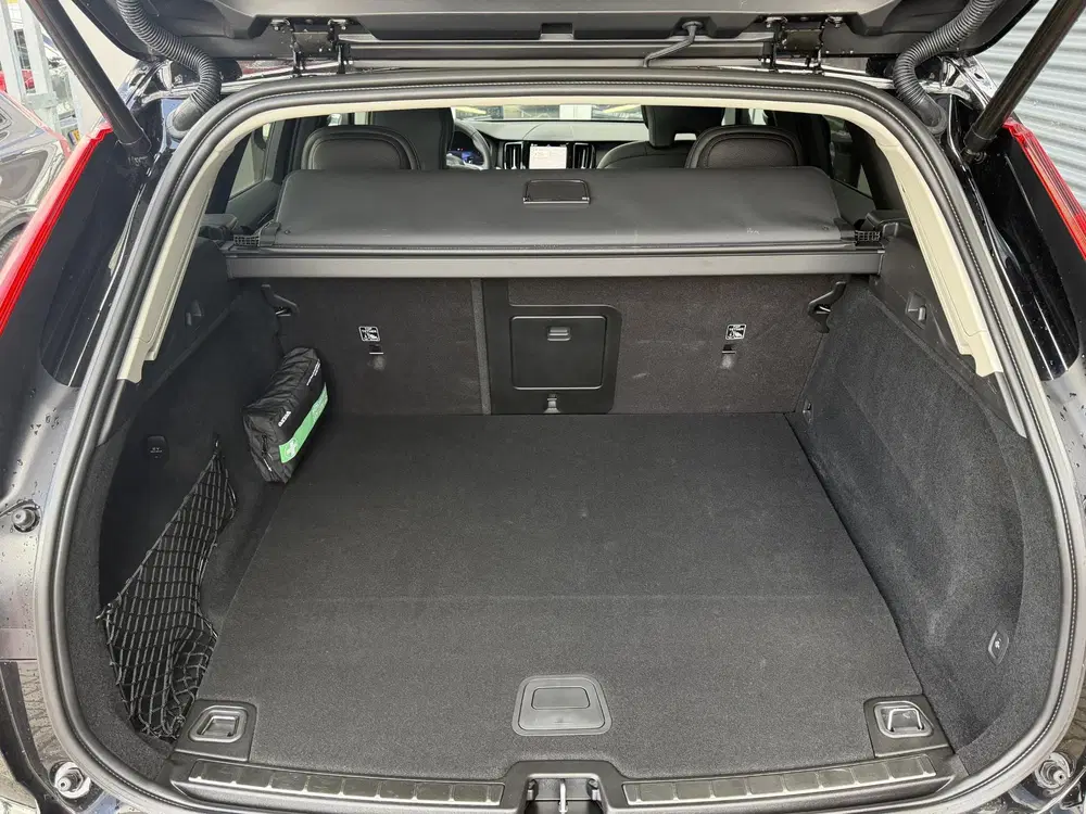 Volvo XC60 2.0 T6 Plug-in hybrid AWD Plus Dark uit 2023, foto 12