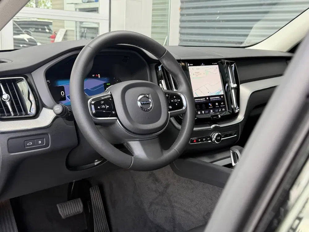 Volvo XC60 2.0 T6 Plug-in hybrid AWD Plus Dark uit 2023, foto 14