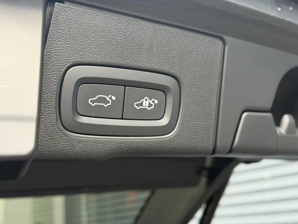 Volvo XC60 2.0 T6 Plug-in hybrid AWD Plus Dark uit 2023, foto 15