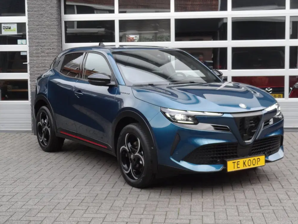 Alfa Romeo Junior 1.2 Turbo Hybrid Ibrida Speciale uit 2025, foto 2