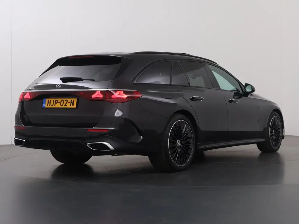 Mercedes-Benz E-Klasse 300 e AMG Line uit 2024, foto 2