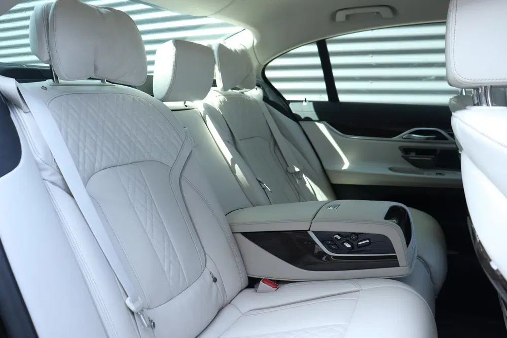 BMW 7-serie Sedan 745e uit 2021, foto 11