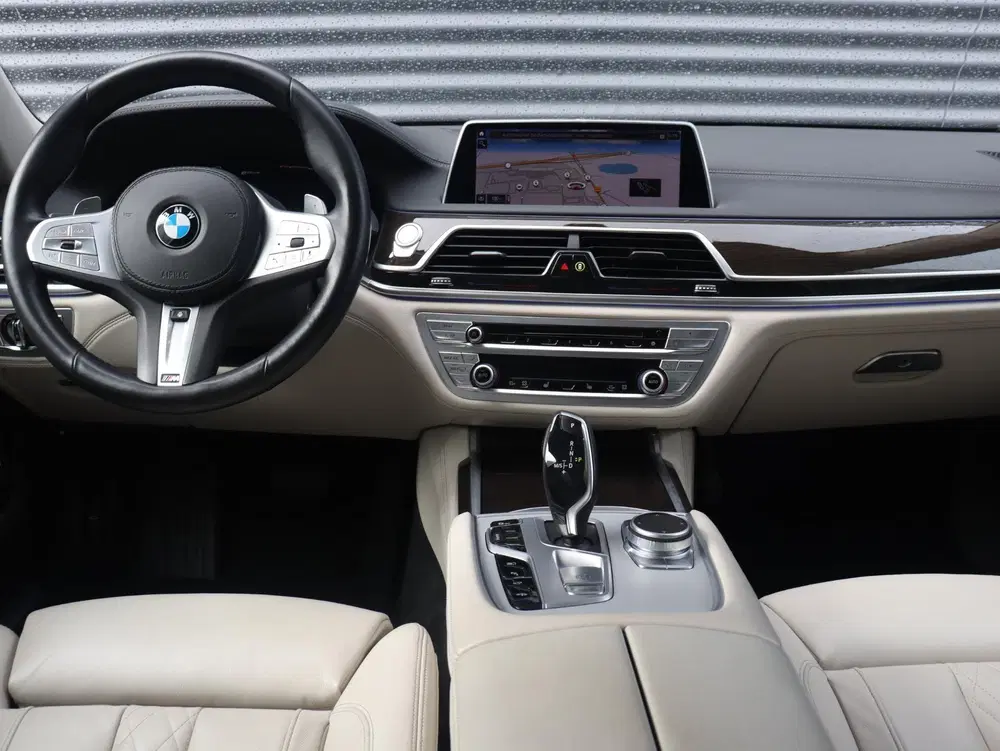 BMW 7-serie Sedan 745e uit 2021, foto 14