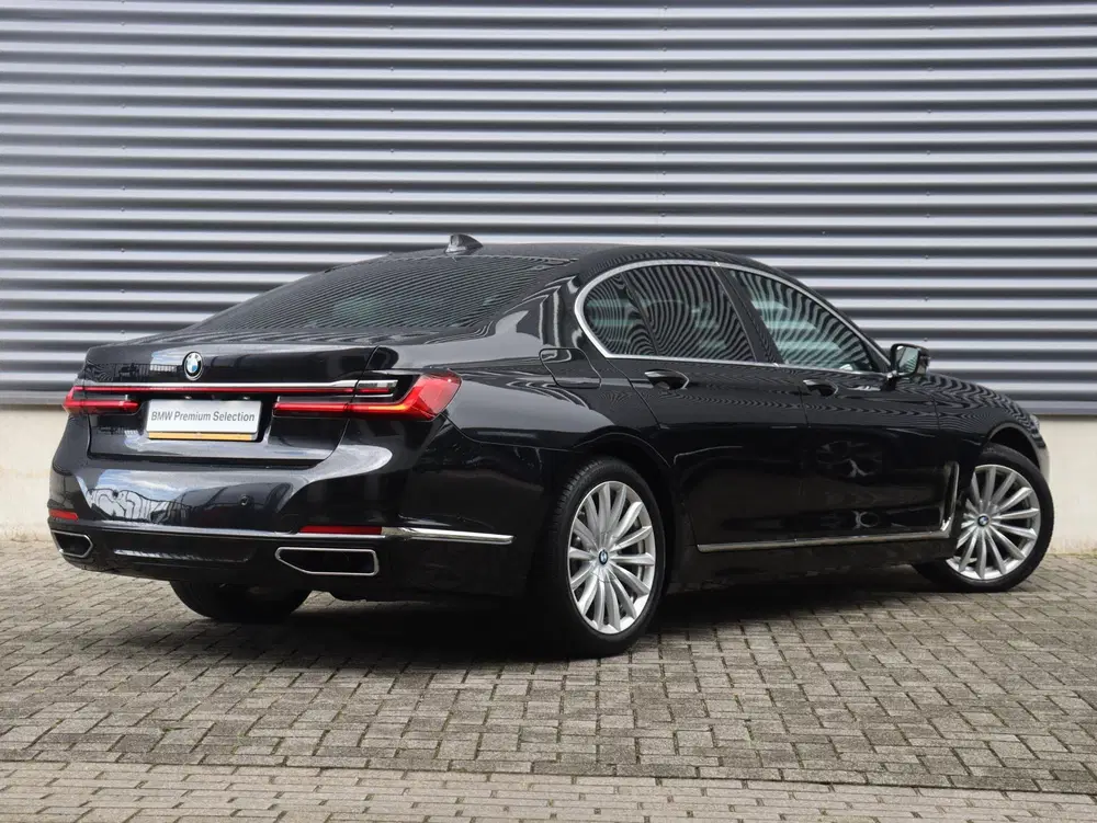 BMW 7-serie Sedan 745e uit 2021, foto 2