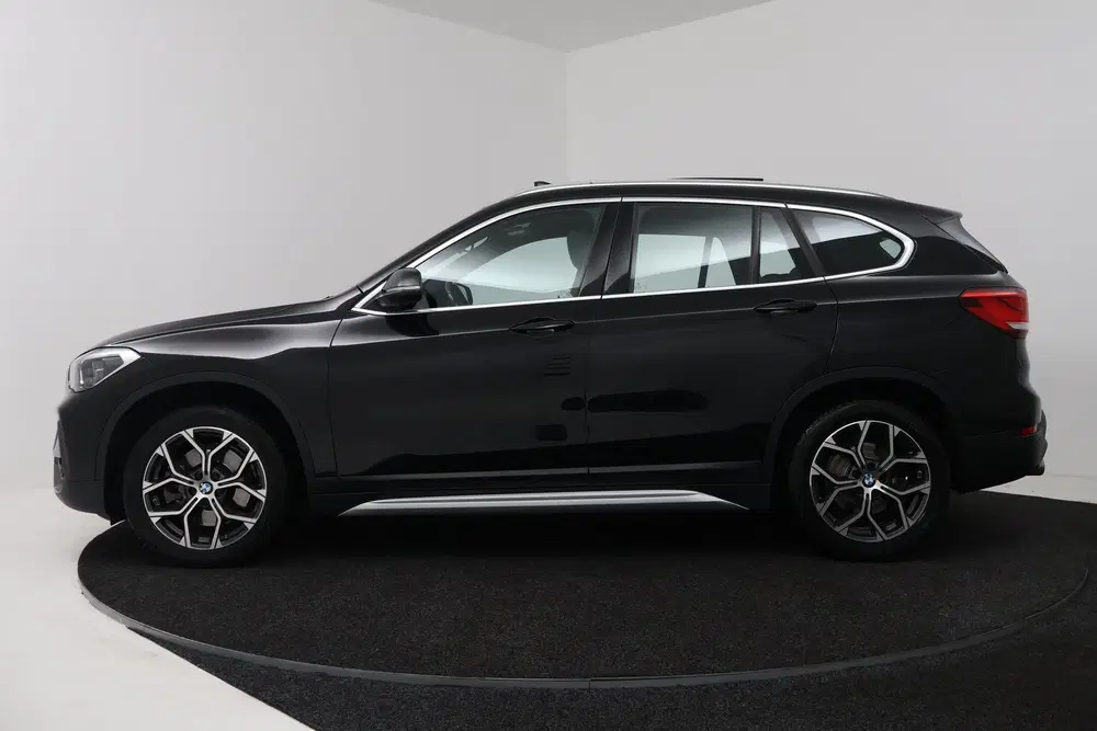 BMW X1 sDrive20i VDL Nedcar Edition (PANORAMADAK uit 2019, foto 2