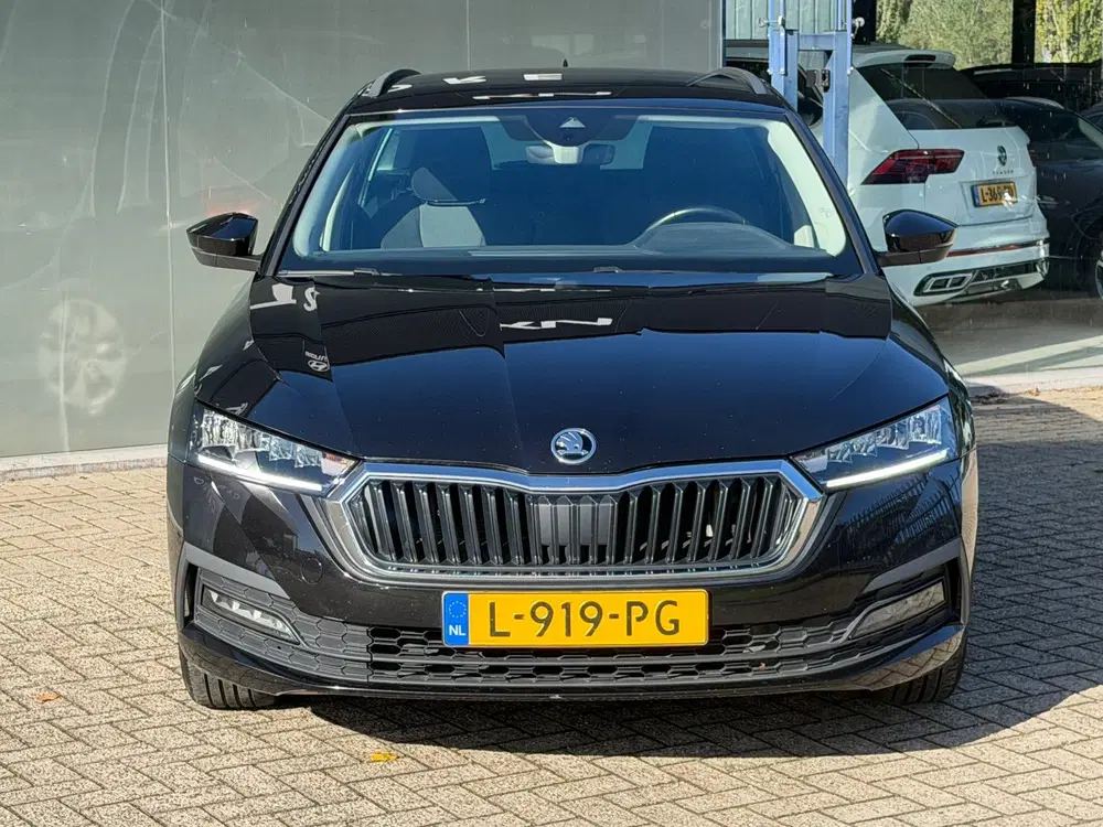 Skoda Octavia 1.0 e-TSI Ambition DIGITAL COCKPIT uit 2021, foto 2