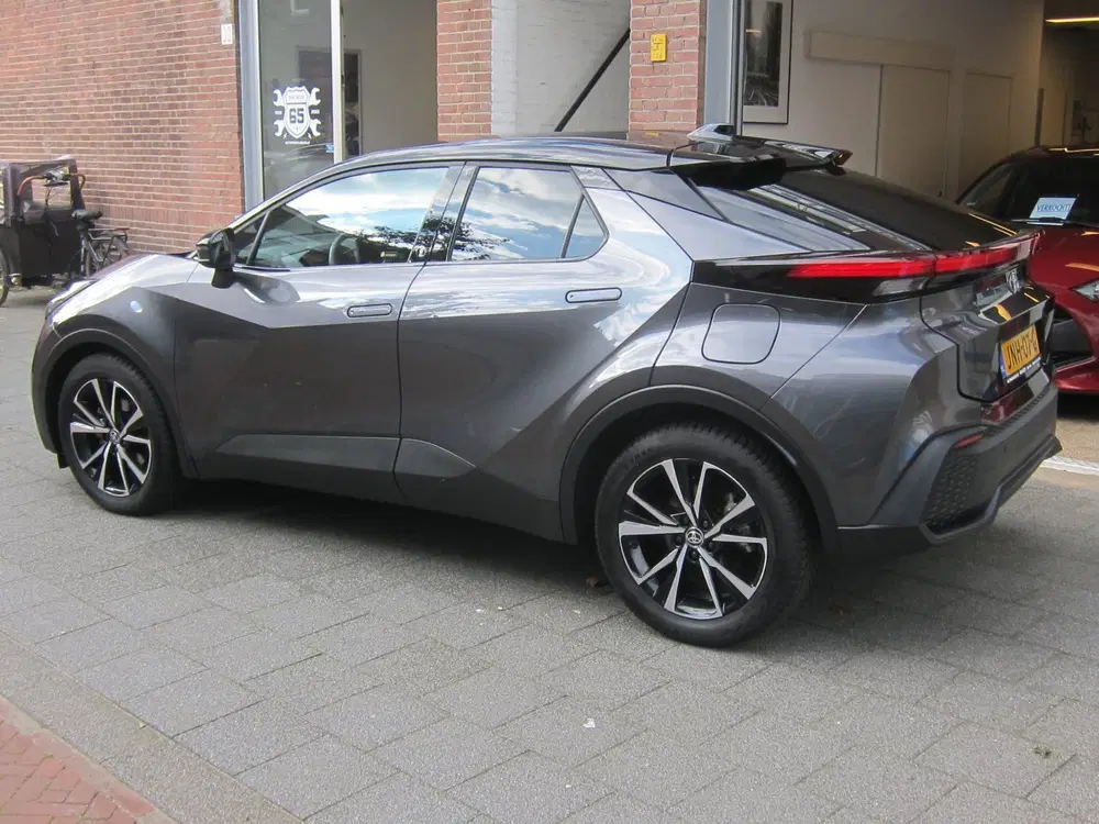 Toyota C-HR 1.8 Hybrid 140 First Edition Dodehoek-Dete uit 2024, foto 4