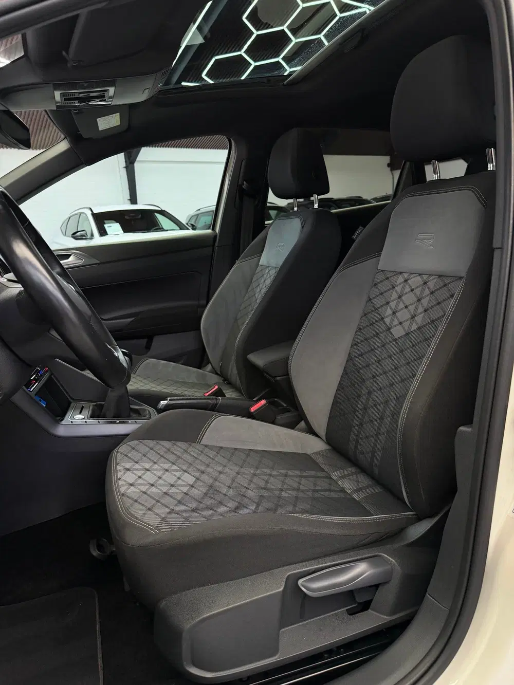Volkswagen Taigo 1.0 TSI 2x R-Line Panorama CarPlay Camera uit 2022, foto 4