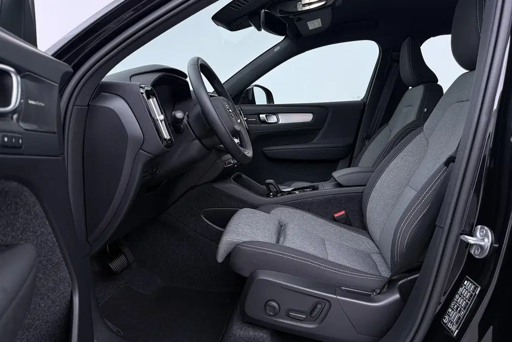 Volvo XC40 2.0 B3 Plus Black Edition uit 2025, foto 3